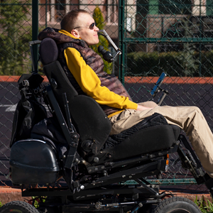 Personne en fauteuil roulant motorisé